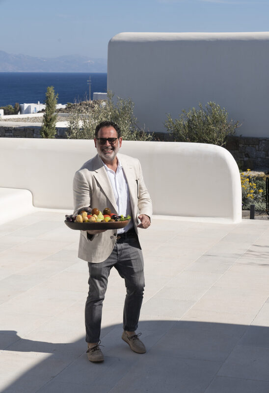 Read more about the article Makis Koussathanas and “Kalesma Mykonos” revive the authentic Mykonian hospitality