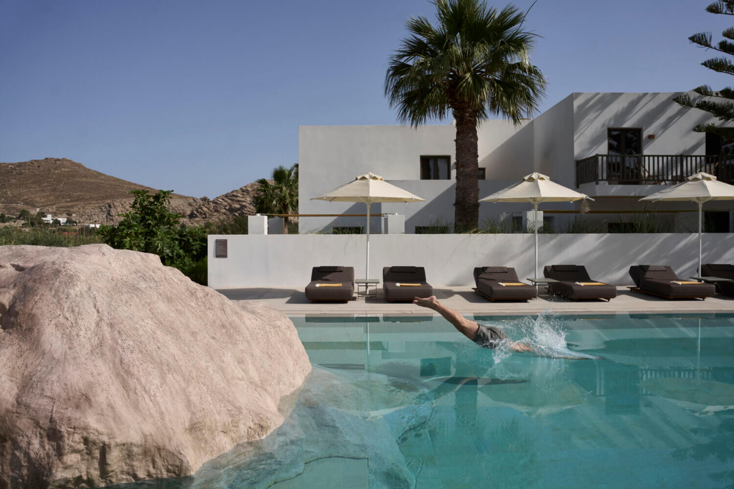 Read more about the article Τα high-end resorts στις πιο γοητευτικές γωνιές της Ελλάδας για τις πρώτες καλοκαιρινές αποδράσεις σας