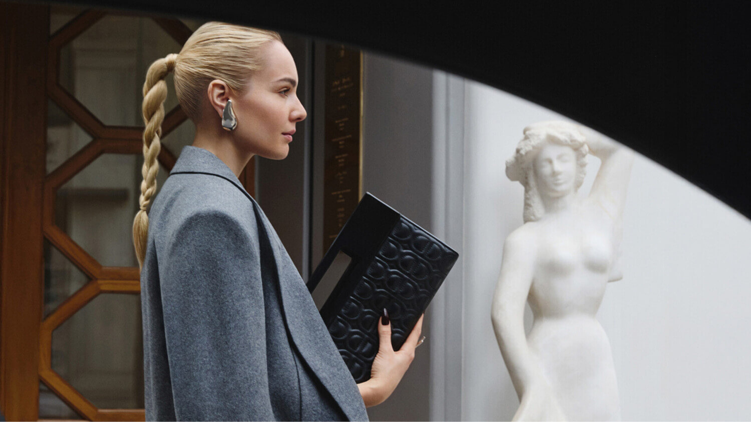 Read more about the article THE DOLLI Bag: Η νέα συλλεκτική δημιουργία της Marina Raphael και του THE DOLLI