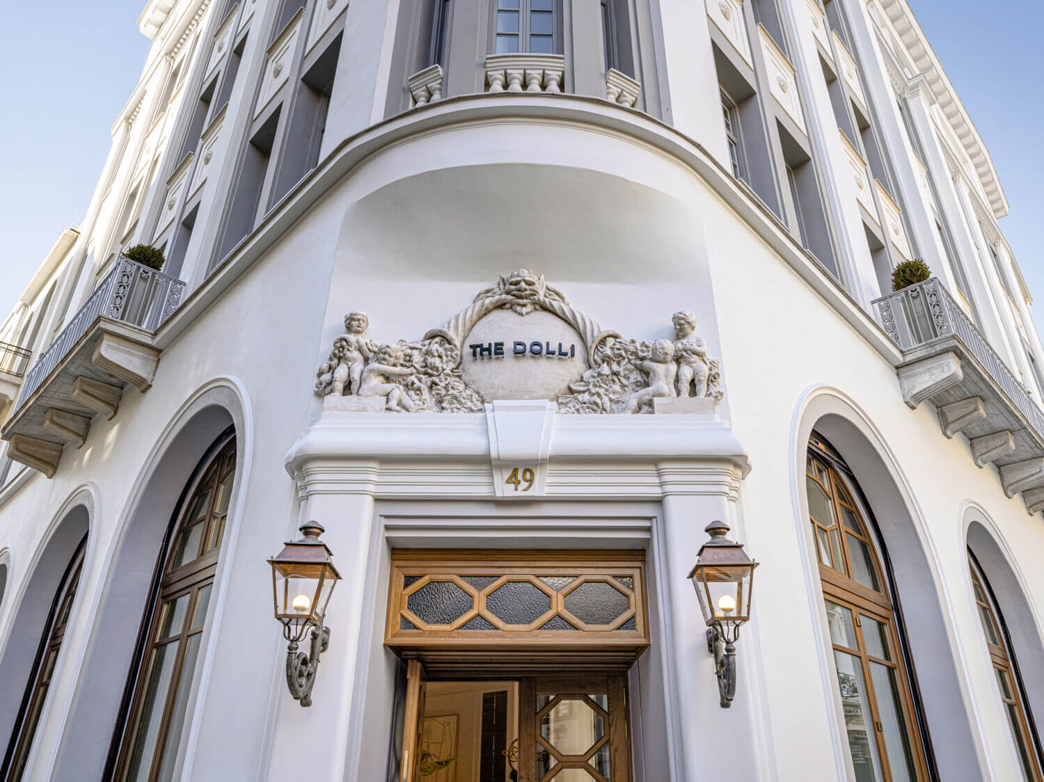 Read more about the article THE DOLLI: Λάμπει με δύο MICHELIN Keys στο Παρίσι και φωτίζει την Αθήνα